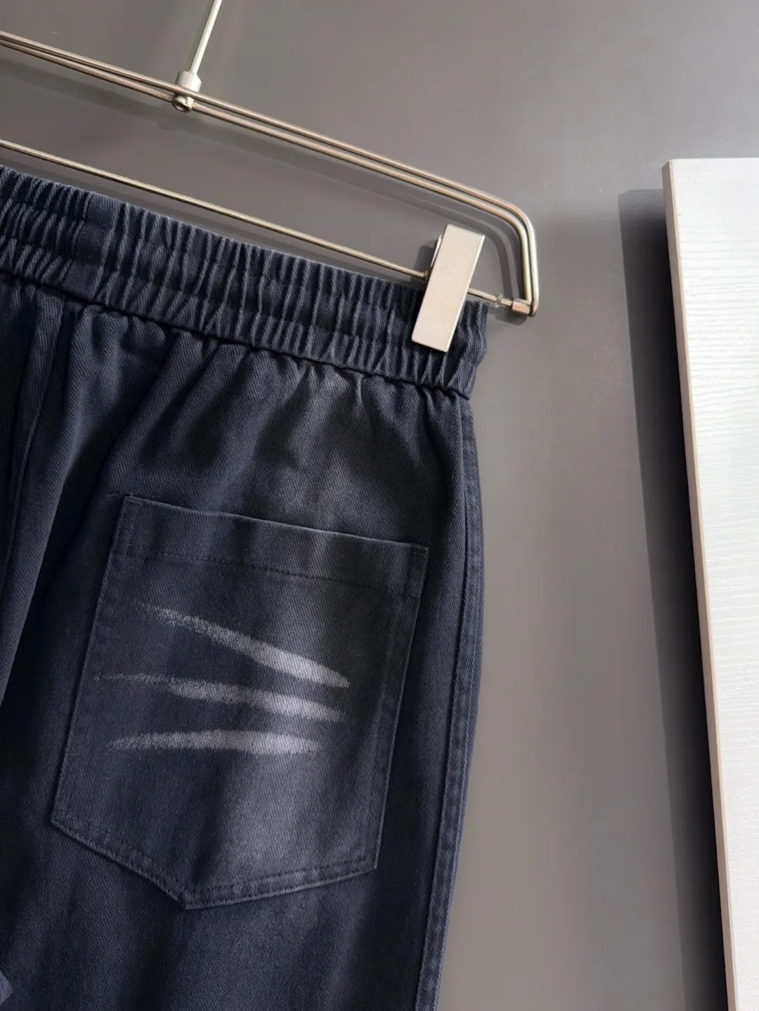 Next day shipment P195 Balenciaga High Quality 2026 Autumn and Winter New Arrival elastic band casual pants, counter-customized fabrics, Breathable, high comfort, impeccable details, brand element design concept, reflecting high quality. It feels delicate and soft! It presents a casual cut and the upper body shape is great! Sizes:S-3XL